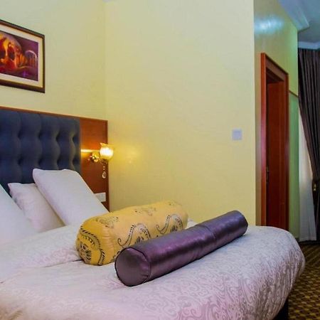 Esther Court Hotel Akure Bagian luar foto