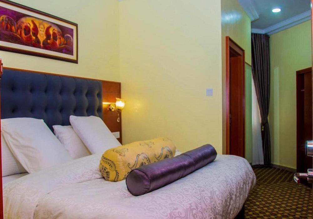 Esther Court Hotel Akure Bagian luar foto